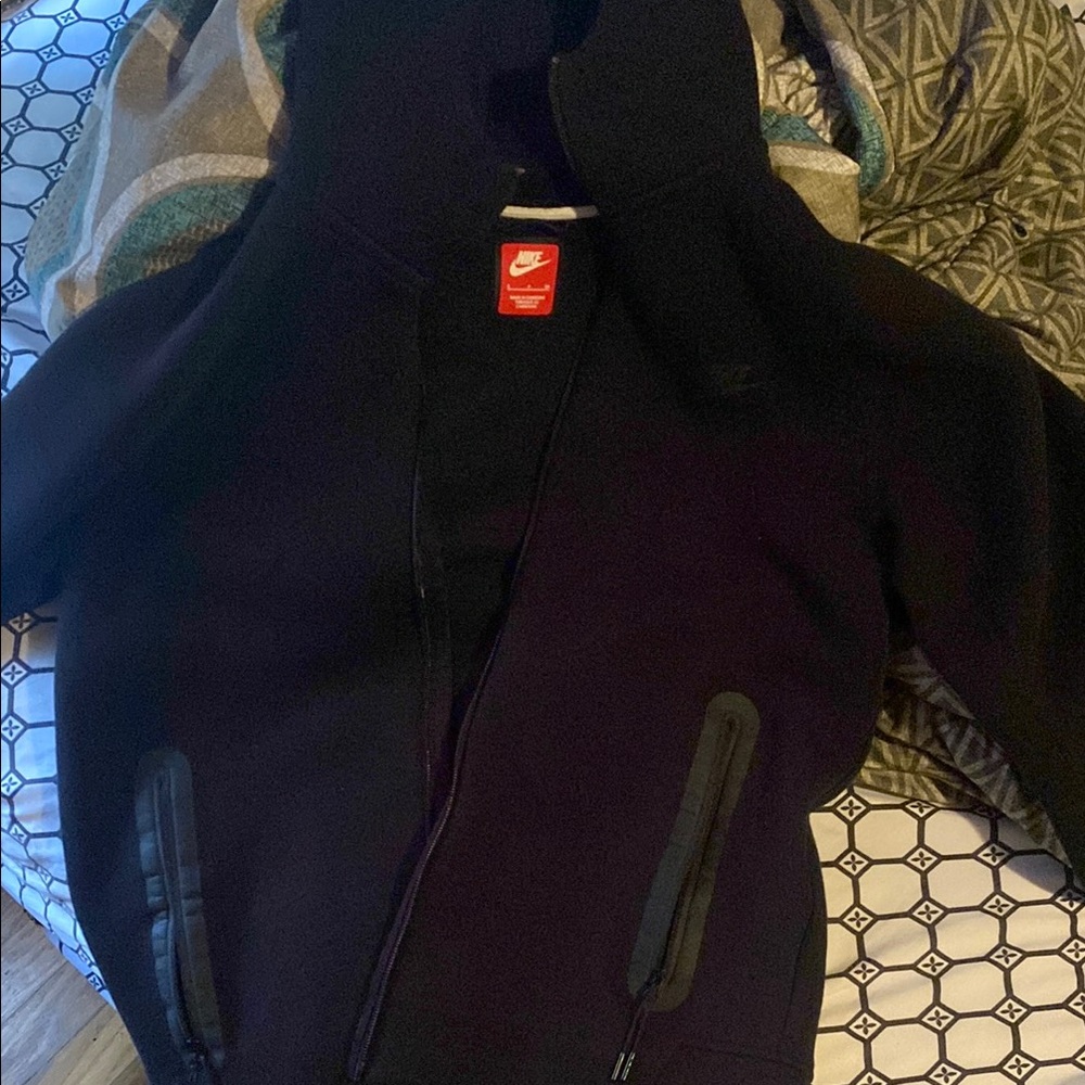 Nike Black Performance Jacket Sleek Design